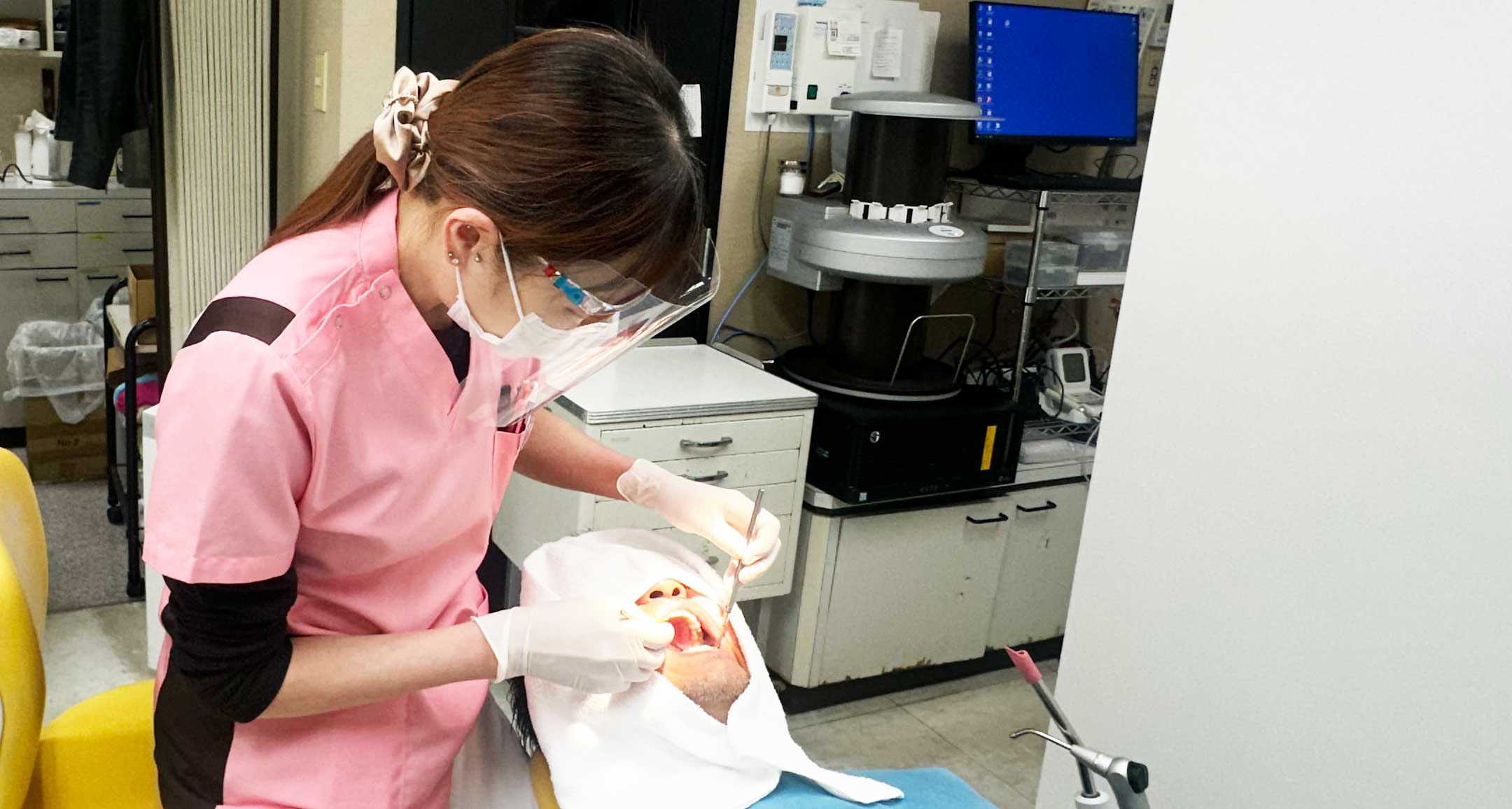 久保田歯科クリニックでの丁寧な診療の様子